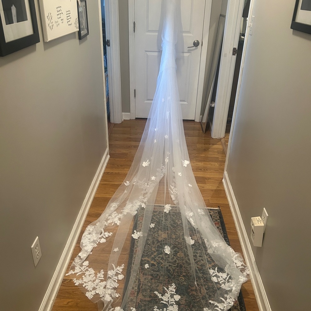 Elegant White Lace Wedding Veil